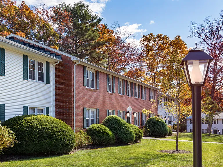 Avon Colonial Manor — Photo 16