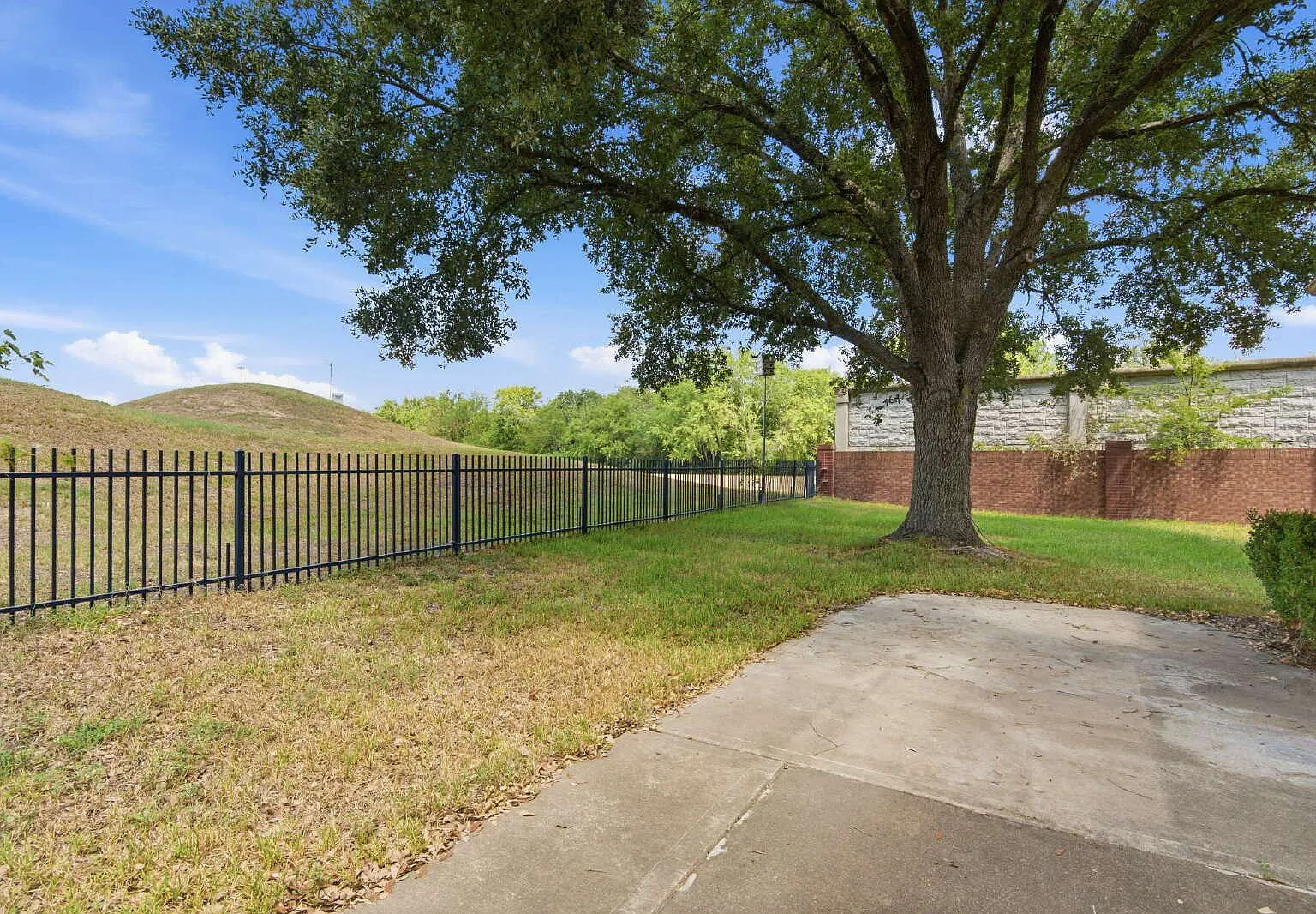 4 bed, 3.5 bath, 3991 sqft, $3,500 — Photo 1