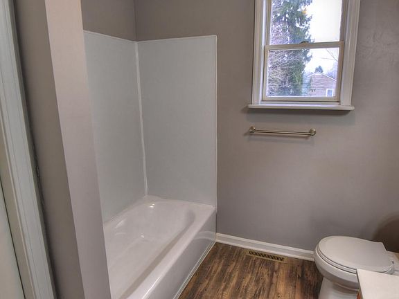 5th image of 632 Stanton St