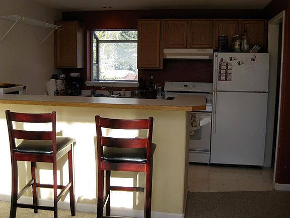 counter divides living space & accomodates 4 bar stools