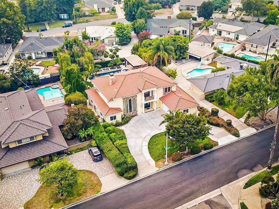 1st image of 695 Cliff Dr