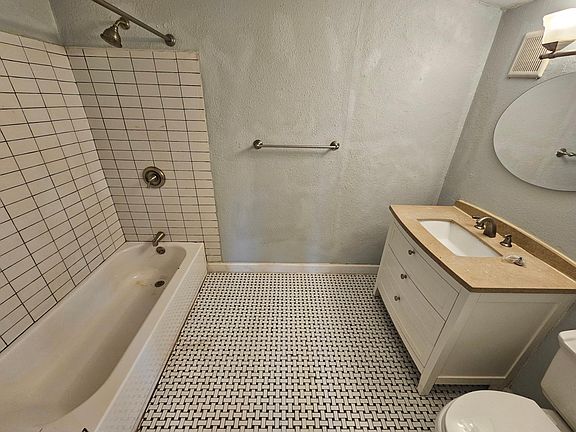 5th image of 305 E Ross Ave #H