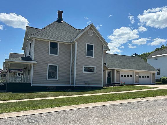 3rd image of 831 W Munising Ave