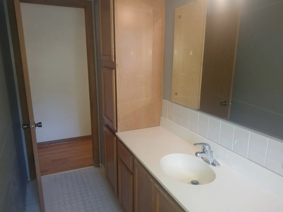 Bath - 859 Tuscarora Ave