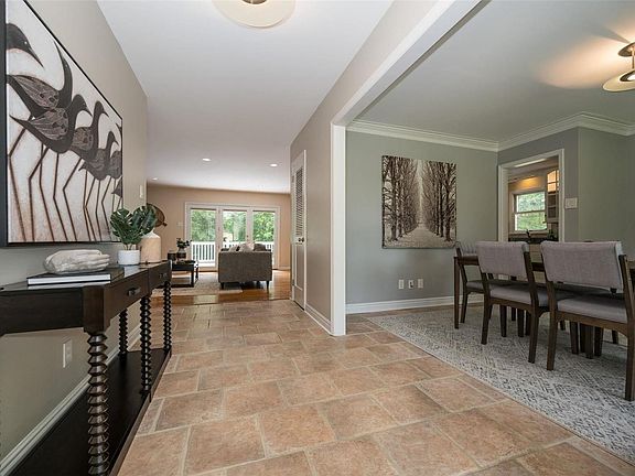 4th image of 387 Madewood Ln