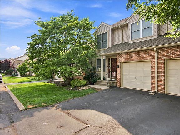 5th image of 324 Surrey Pl #324