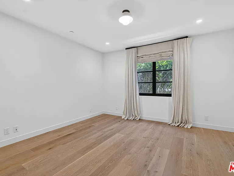 729 N Bedford Dr — Photo 29