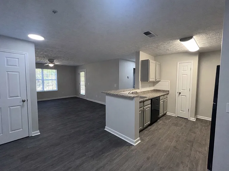 Salem Chase Apartments — Photo 4