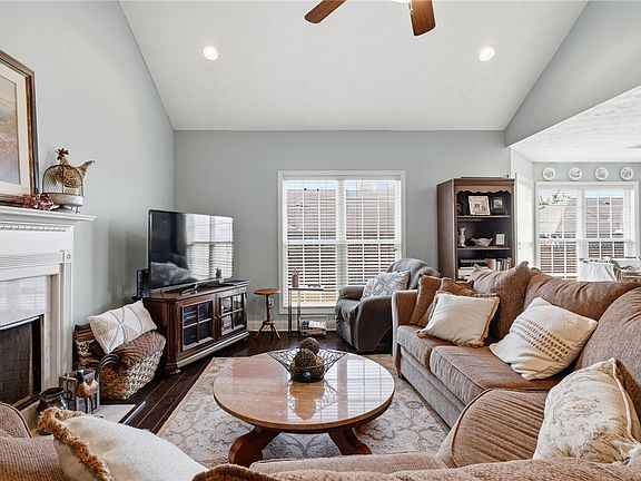 4th image of 211 Cove Creek Dr