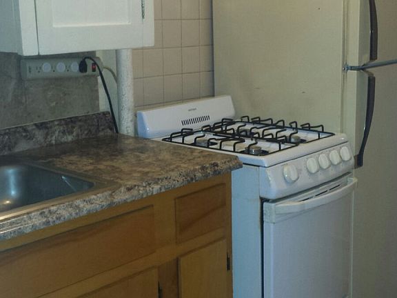 3rd image of 1630 Penn St APT 04