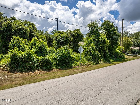 4th image of 1881 N Merrick Dr