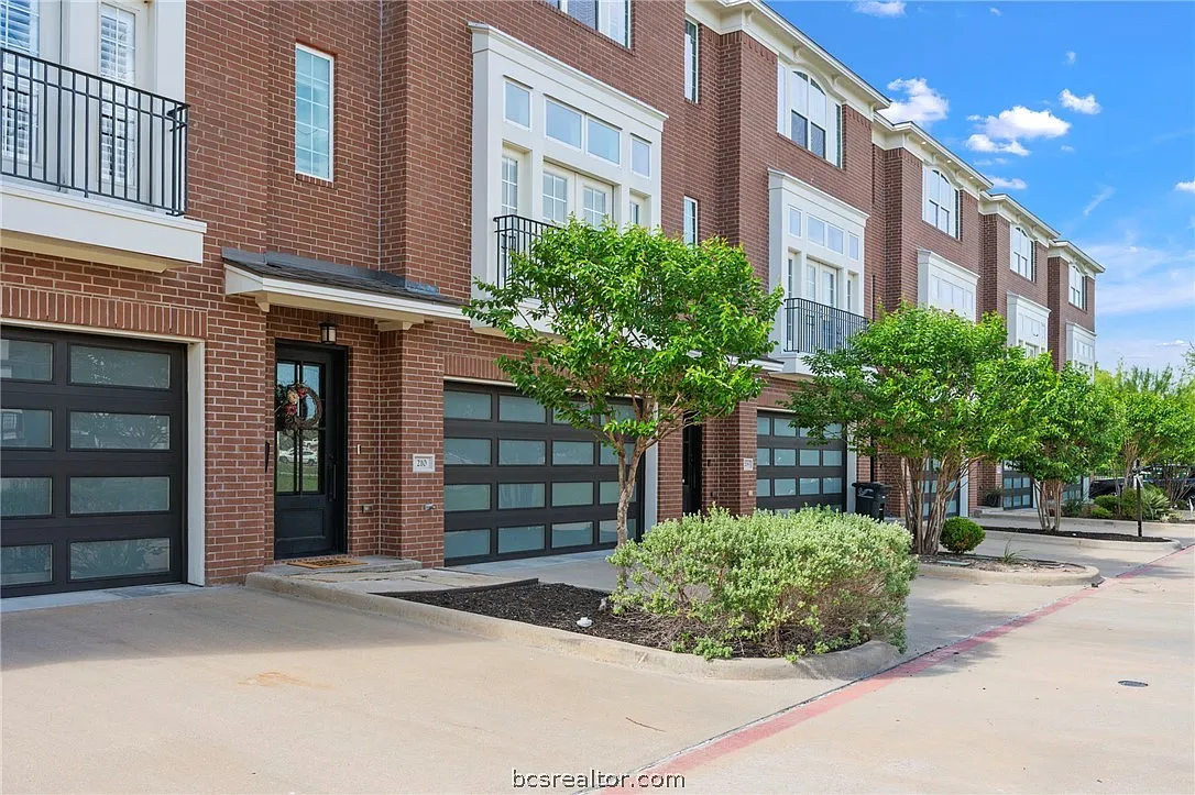 3 bed, 3.5 bath, 2360 sqft, $2,500 — Photo 2