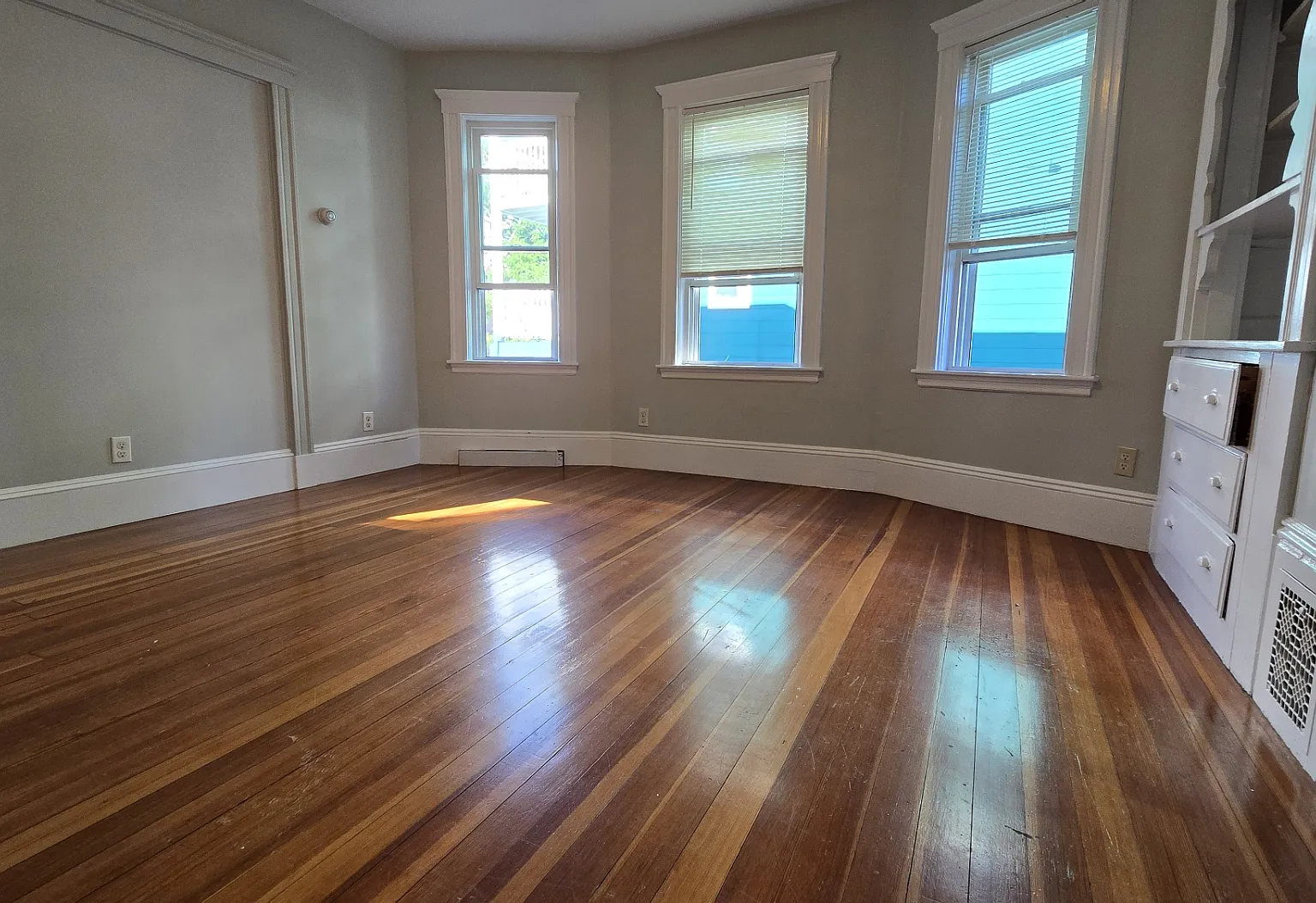 3 bed, 9999 sqft, $3,300 — Photo 3