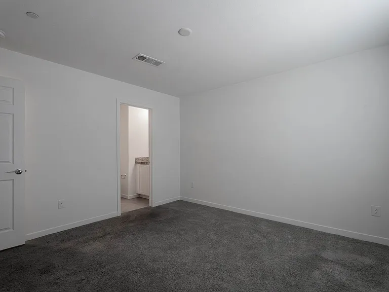 902 Bronzite St — Photo 5