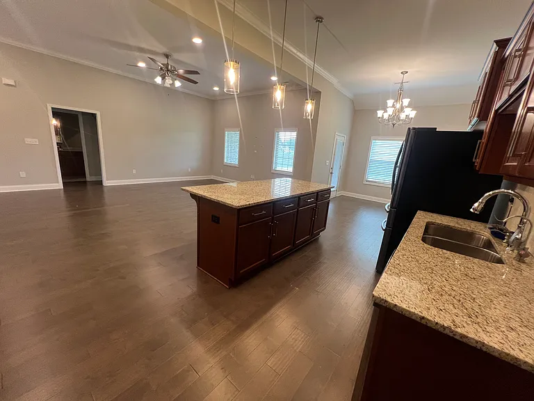14829 Commonwealth Dr — Photo 9