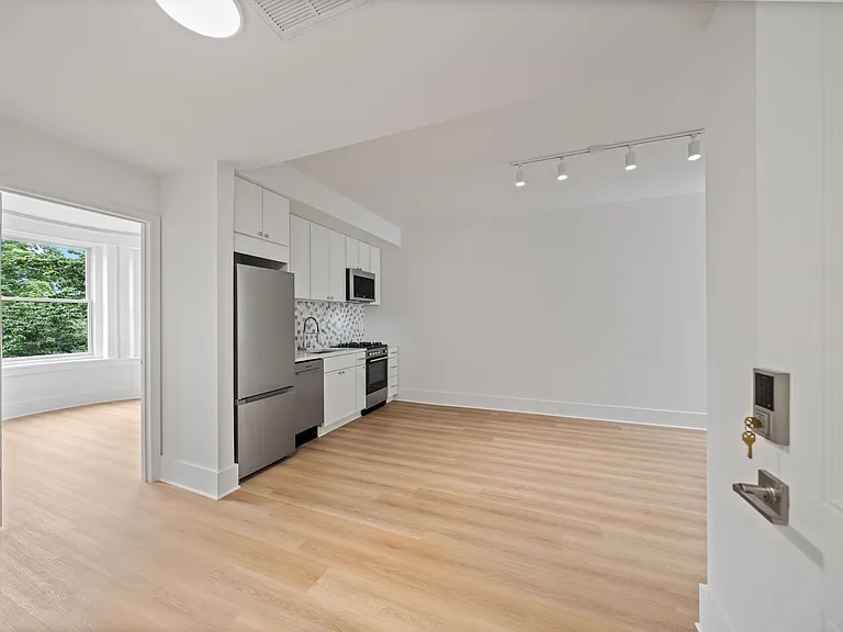 411 2nd St SE — Photo 14