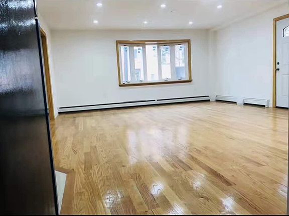 3rd image of 15912 72nd Ave #1