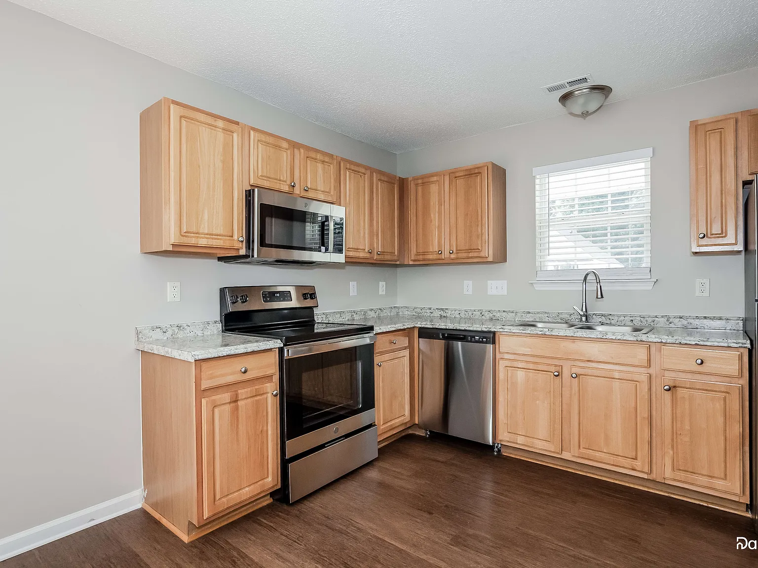 3 bed, 2.0 bath, 1100 sqft, $2,000 — Photo 3