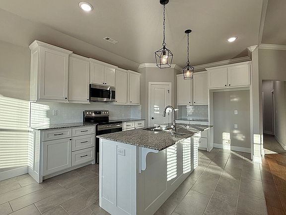 5th image of 903 Maple View St