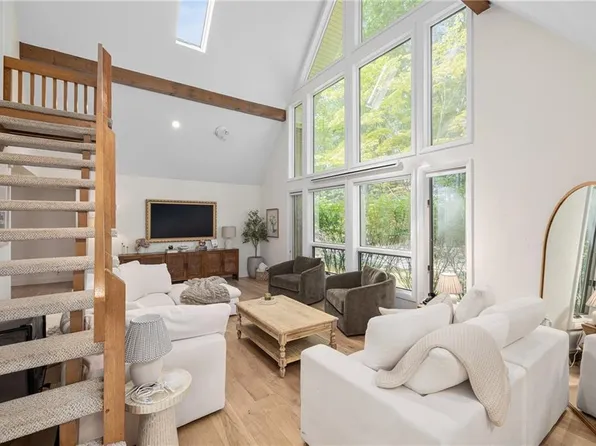 40 Moosehorn Rd, East Greenwich, RI 02818