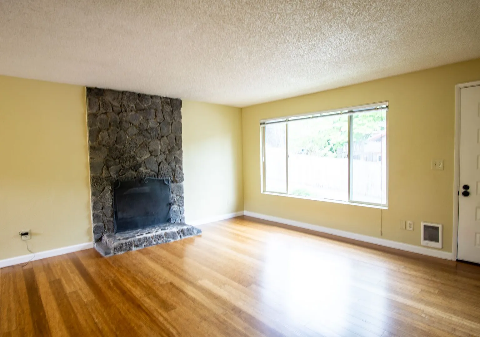 Contemporary 2Bdr Flat w/ DW, W/D, & Parking! — Photo 2