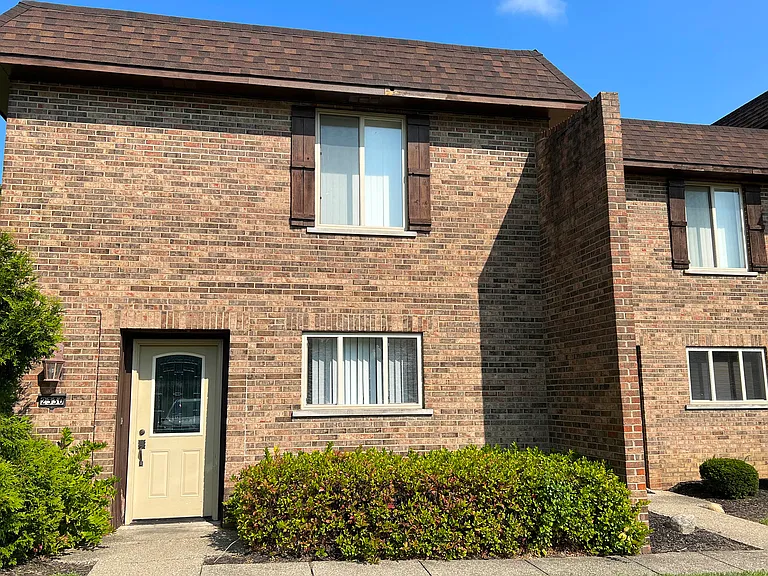 Crestbrook Apartments & Townhomes — Photo 9