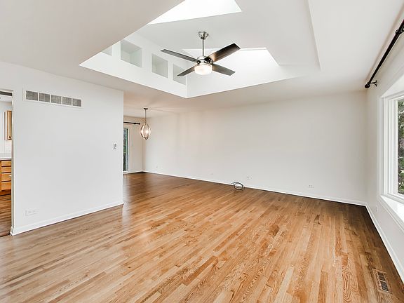 2nd image of 6736 Meadowcrest Dr