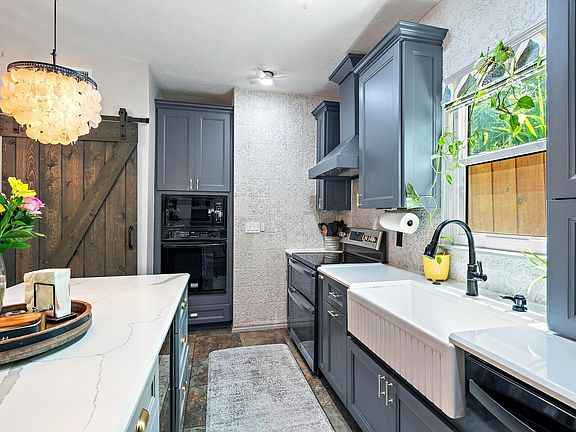 5th image of 823 Selkirk Street S