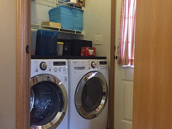 Laundry w/ 6m/o washer&dryer