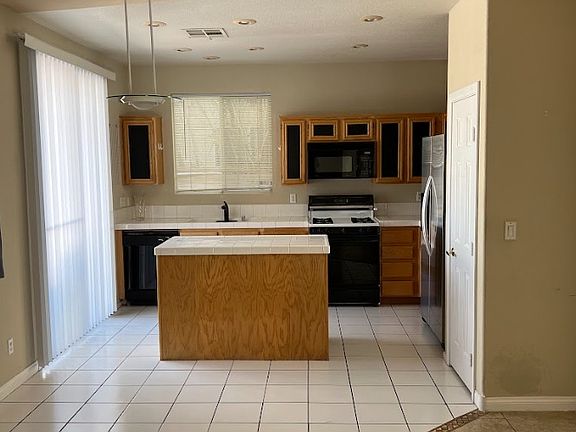 Functional Kitchen with Contemporary Flair
