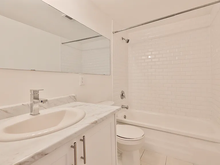 2089 Lawrence Ave W — Photo 15