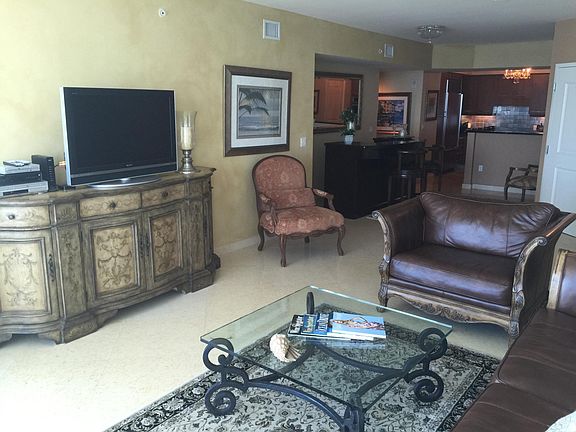 Living room with TV and Bar to the right!