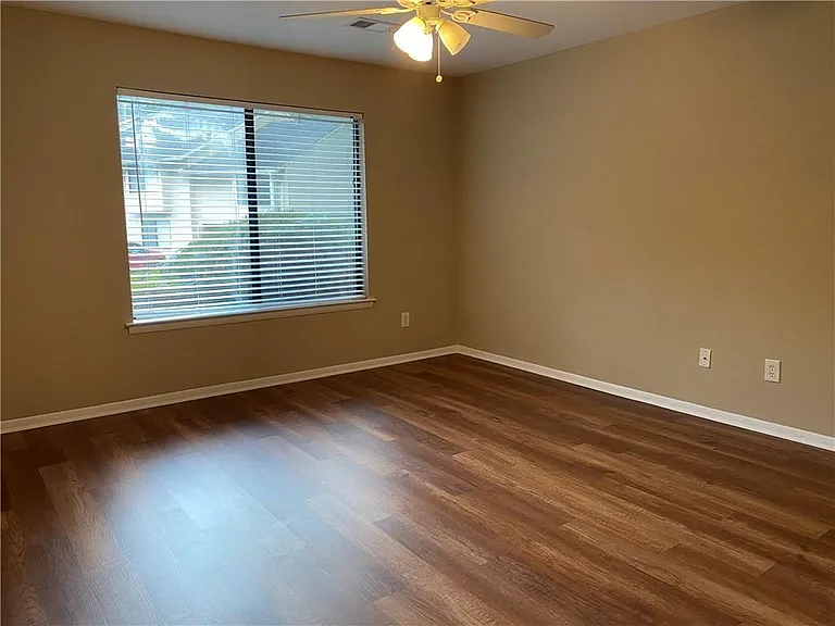 2207 Surrey Ct SE — Photo 11