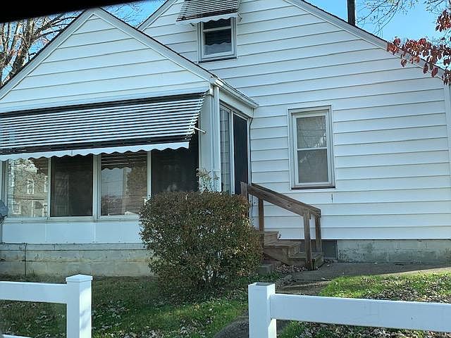 2nd image of 723 Rotch Ave NE