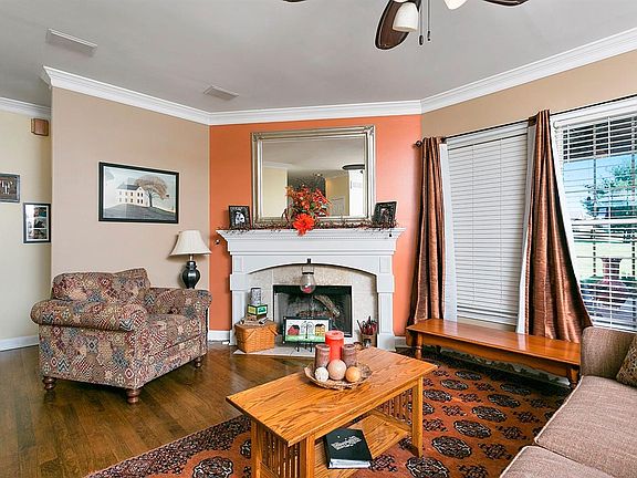 2nd image of 1205 Lakeview Ct