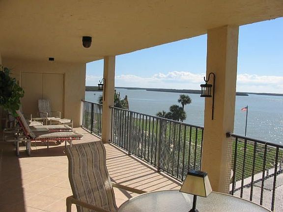 400 sf Balcony