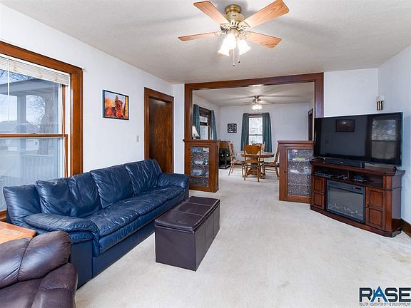 4th image of 300 E 3rd Ave