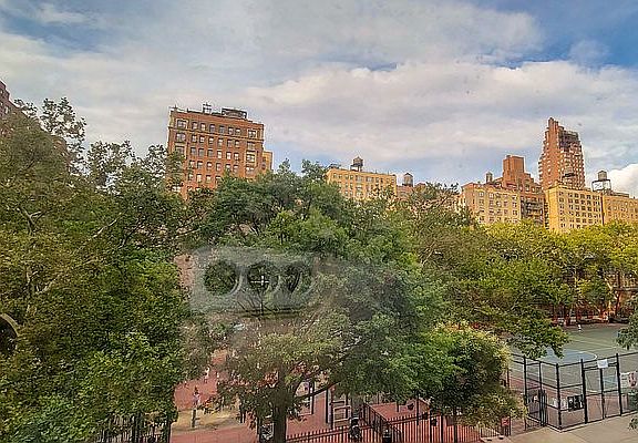 4th image of 172 W 77th St #B3