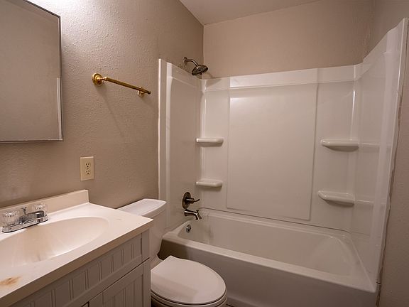 5th image of 533 E Fort Worth Dr