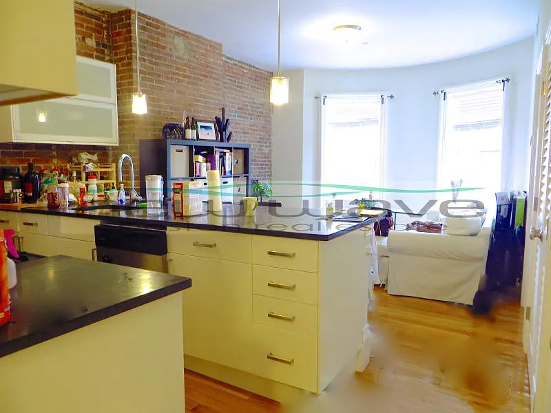 3 bed, 900 sqft, $5,800 — Photo 3