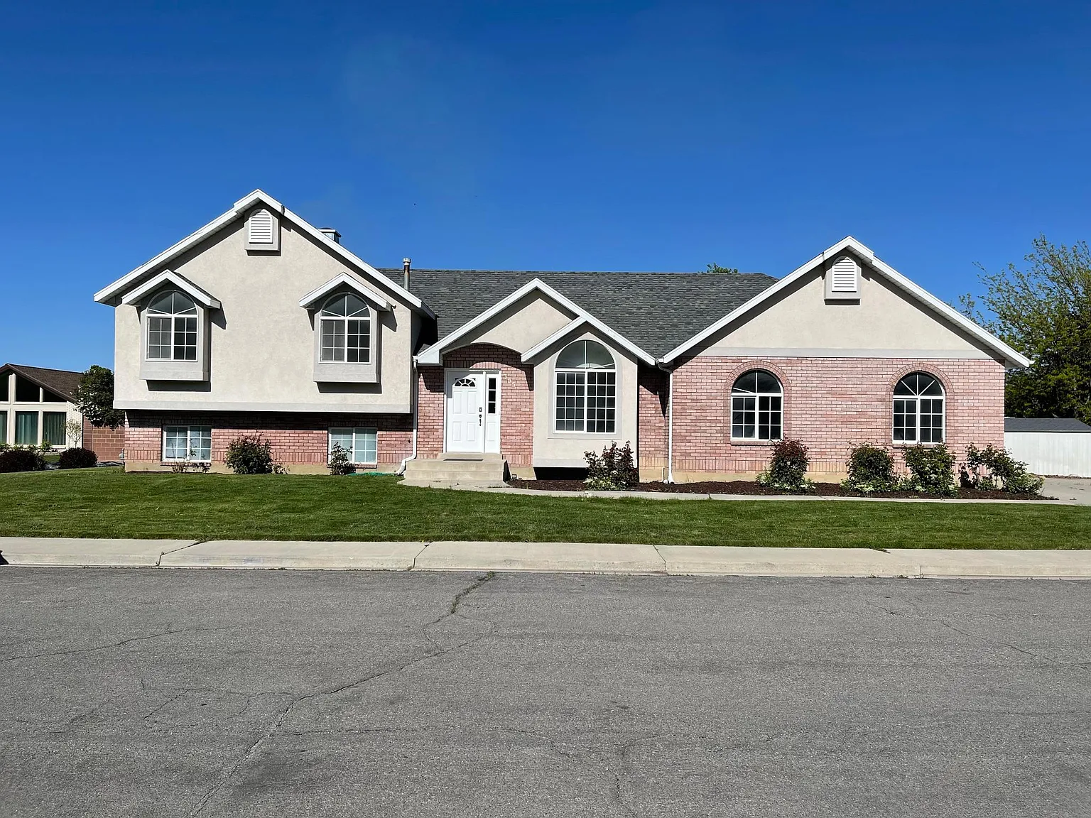 355 N 1200 E — Photo 2