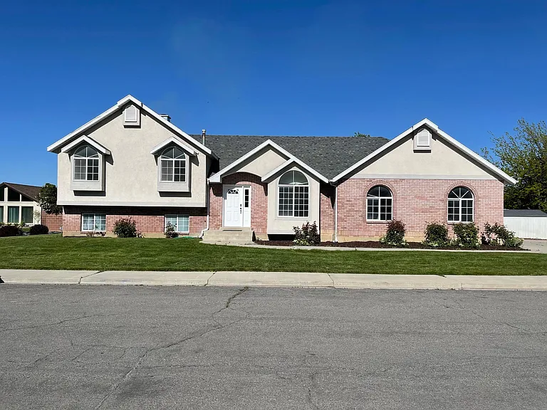355 N 1200 E — Photo 2