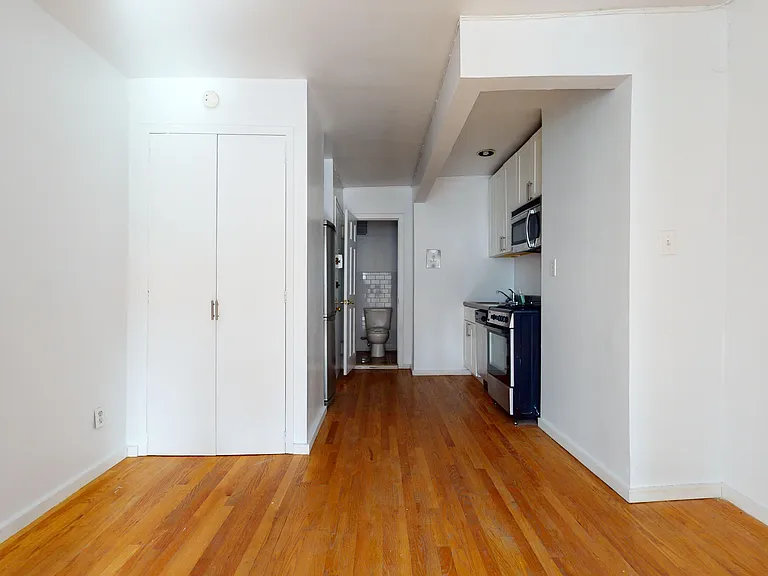 538 W 47th St #4C — Photo 4