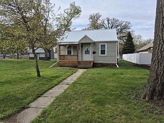 1st image of 613 11th Ave N