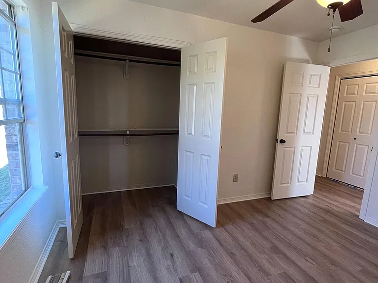 2869 N Seneca Ave — Photo 11