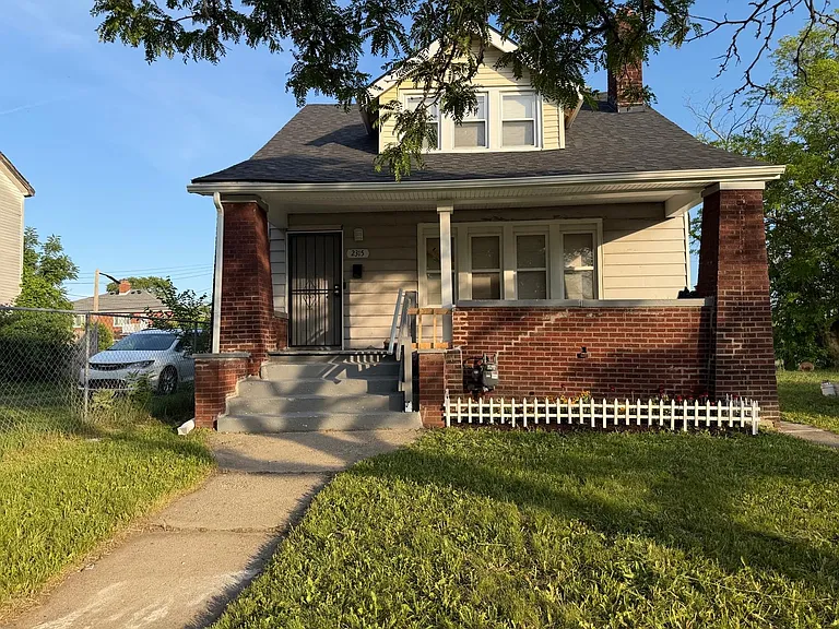 2315 Tuxedo St — Photo 2
