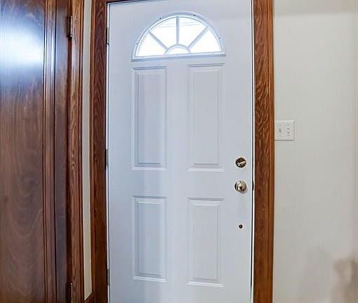 4th image of 517 E 4th St