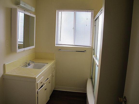 3rd image of 2727 Montrose Ave APT 10