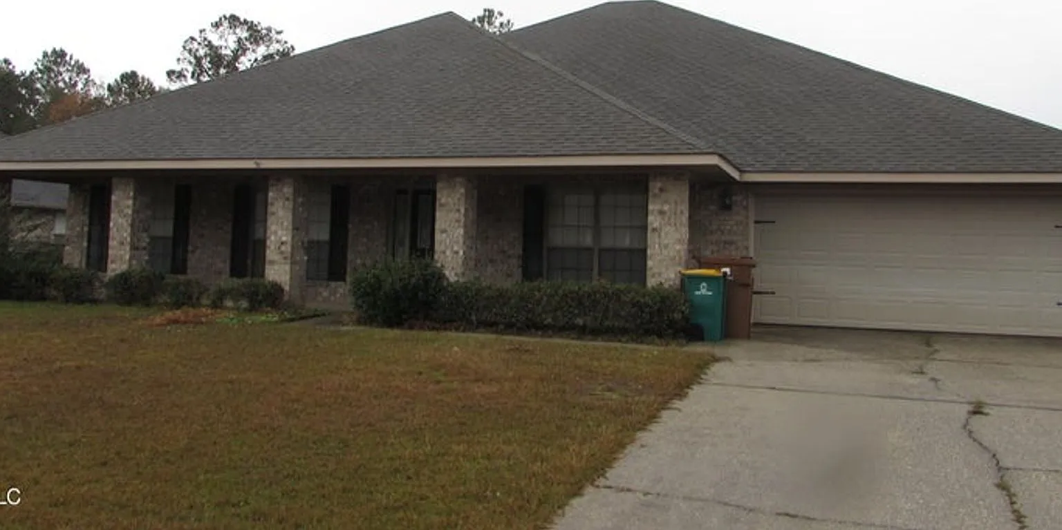 Over 3000sf - 4 Bedroom Home — Photo 1