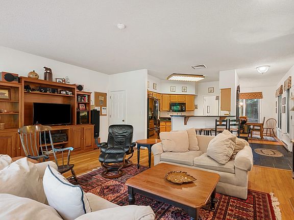 2nd image of 4 Trillium Ln